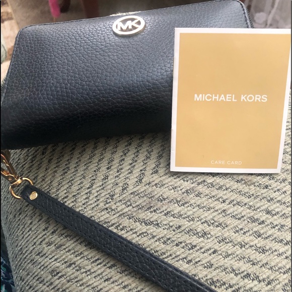 MICHAEL Michael Kors Handbags - 🎊🎉MICHAEL KORS PHONE WALLET/WRISTLET